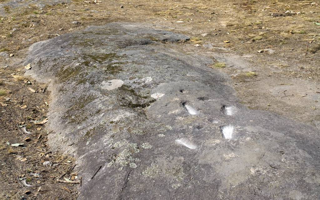 Mamoa e Gravuras Rupestres ou “Pegadinhas de S. Gonçalo”