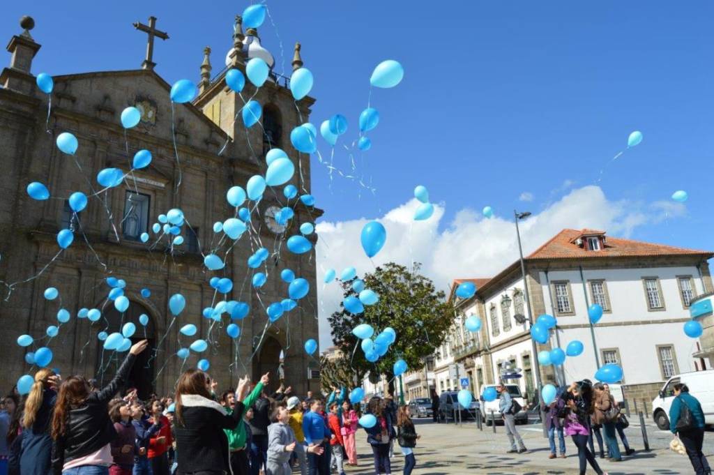 cpcj-promoveu-largada-de-baloes-azuis-nos-ceus-de-penafiel-2