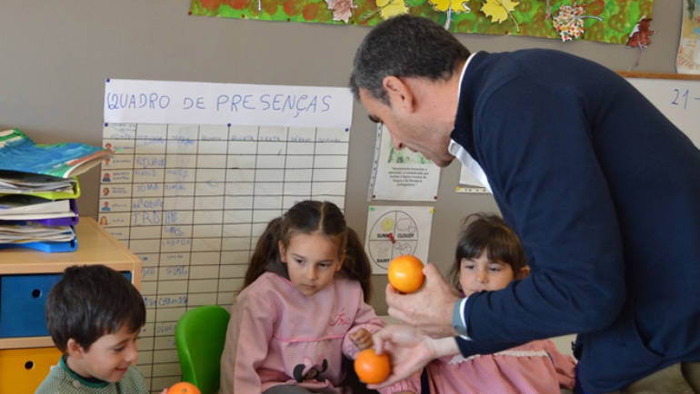 Câmara de Penafiel vai continuar a distribuir gratuitamente fruta nas escolas