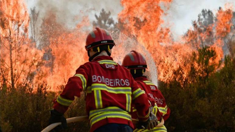 CÂMARA DE PENAFIEL ENTREGA VALOR DO FOGO DE ARTIFÍCIO DE ANO NOVO AOS BOMBEIROS