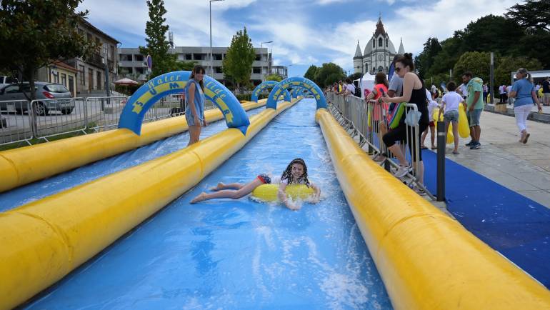 ESCORREGA GIGANTE VAI REFRESCAR FIM DE SEMANA DE MIÚDOS E GRAÚDOS