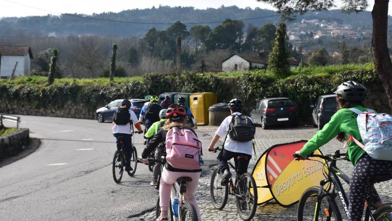 ALUNOS E PROFESSORES DA ESCOLA DO PINHEIRO FAZEM PERCURSOS ENTRE CASA E ESCOLA JUNTOS DE BICICLETA